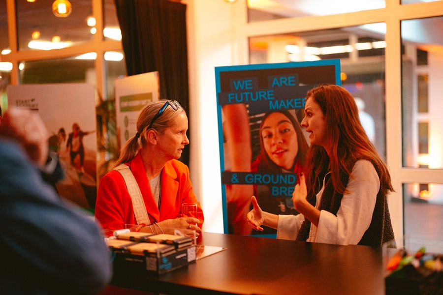 Gesprek aan de stand op Takeoff Day