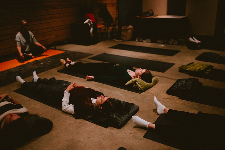 Begeleide ontspanning op de mat